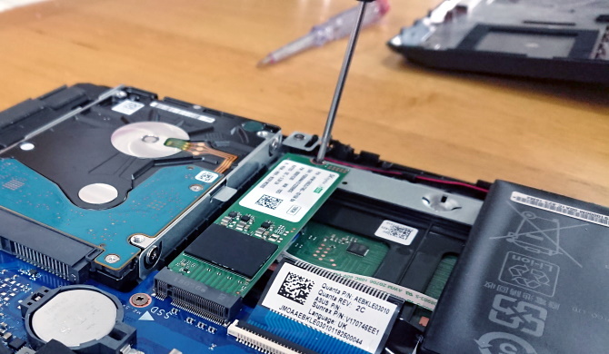 Fixez le SSD M.2 avec la vis fournie.