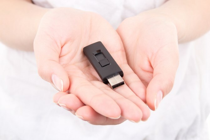 Clé USB tenue en mains