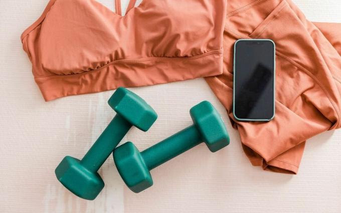 Vêtements de sport, haltères et smartphone Flatlay