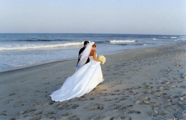 Couple-plage-marche