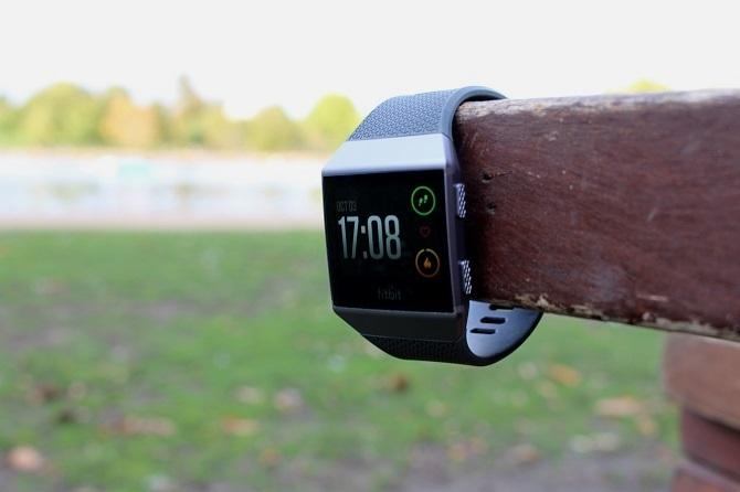 Montre connectée Fibit Ionic dans un parc