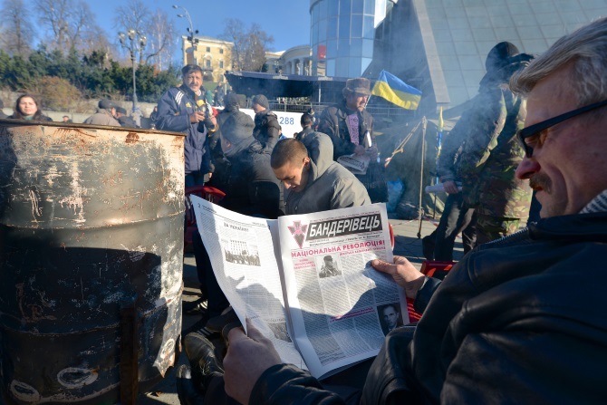 Un homme lit un journal, révélant son point de vue politique