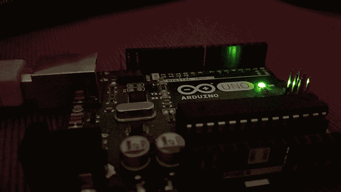 Ce GIF animé montre une carte Arduino avec des lumières LED clignotantes