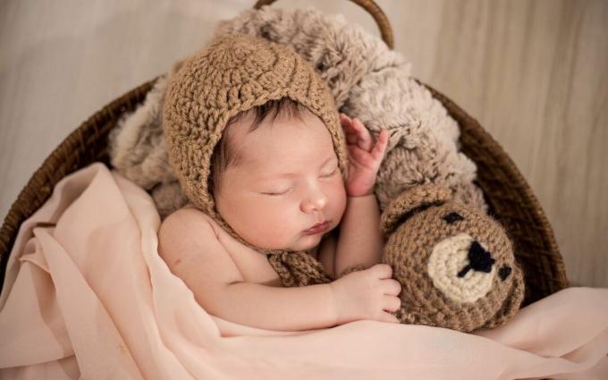 Bébé portant un bonnet en tricot marron pendant son sommeil