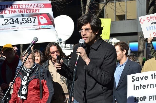 Est-il illégal de rooter votre Android ou de jailbreaker votre iPhone? aaron swartz au rallye stop sopa