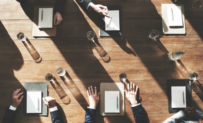 négociation autour d'une table en bois