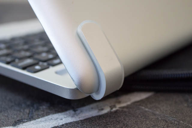 clavier brydge plus - détail charnière avec ipad inséré