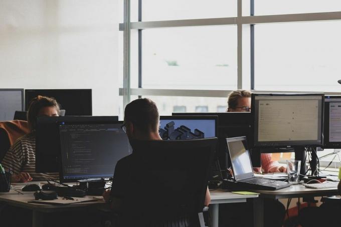 personnes utilisant un ordinateur dans un bureau