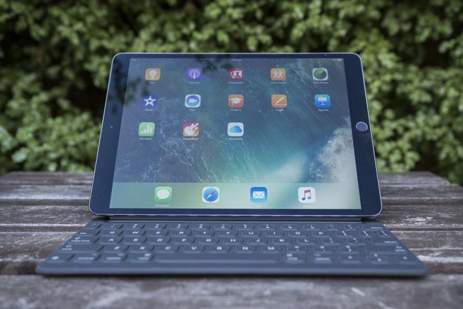 iPad Pro 10.5 Review: le meilleur iPad est-il assez bon? ipad pro 105 stand2