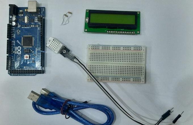 Arduino Mega avec capteur, LCD, breadboard, résistances et connecteurs