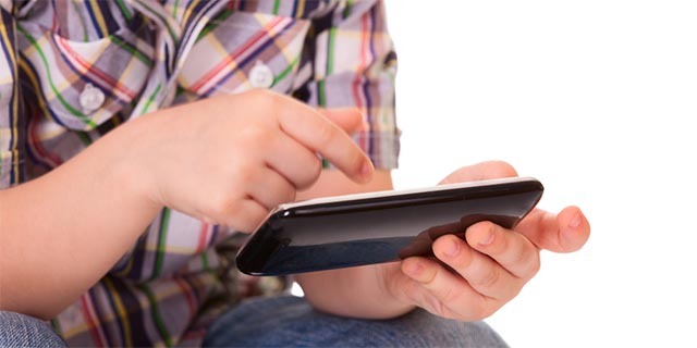 annonces-en-ligne-cible-enfants-enfant-smartphone