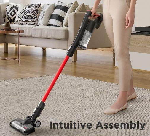 Femme nettoyant un tapis avec Eureka Cordless NEC101