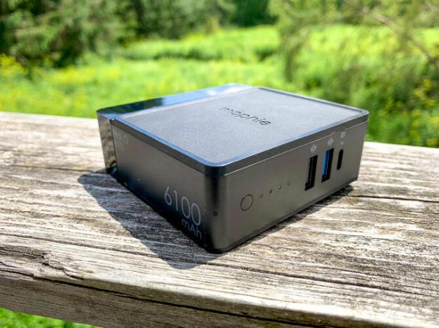 Mophie Powerstation Hub de son côté avec des ports en vue