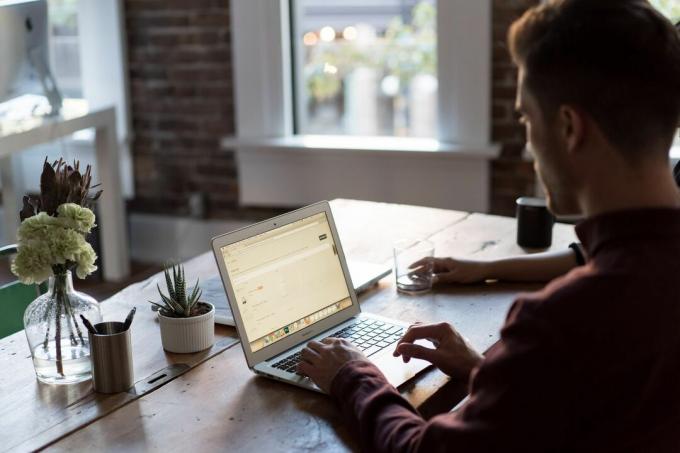 Homme travaillant sur mac