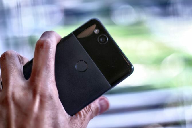 Google Pixel 2 Review: Est-ce le meilleur smartphone de tous les temps? google pixel 2 tenant dans la main 670x447