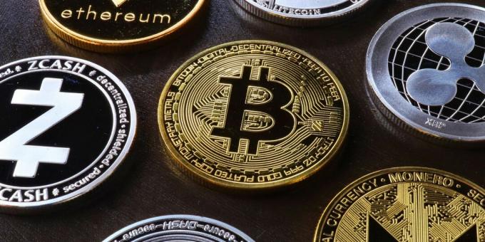 diverses pièces crypto sur le bureau