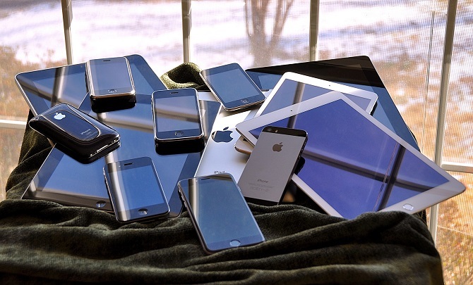 pile de smartphones et tablettes