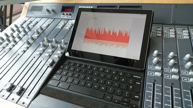 Équipement de studio de podcasting avec ordinateur portable et table d'harmonie