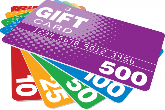 5 cartes-cadeaux superposées d'une valeur de 500,100, 50, 25 et 10