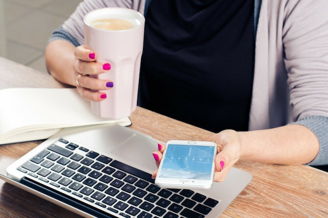 Femme, boire, café, téléphone, Mac