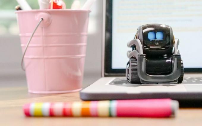 Robot jouet miniature sur le dessus du clavier de l'ordinateur portable