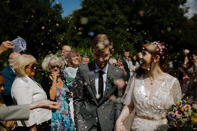 Célébration de mariage sur le pont du marié