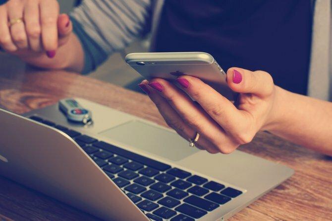 Femme regarde, téléphone, quoique, ordinateur