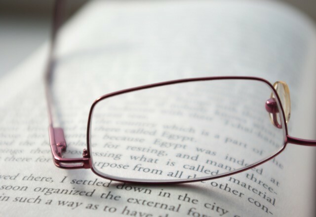 livre-lunettes-lentilles-de-lecture