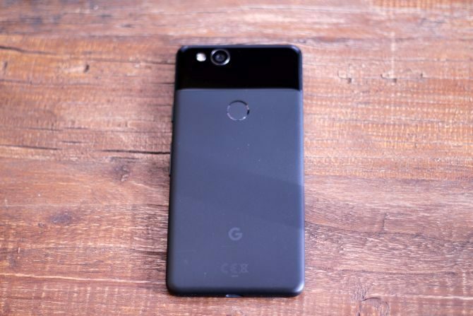 Google Pixel 2 Review: Est-ce le meilleur smartphone de tous les temps? Google Pixel 2 revêtement métallique hybride faux 670x447