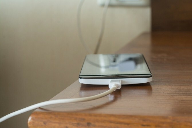 Charge de téléphone sur une table en bois