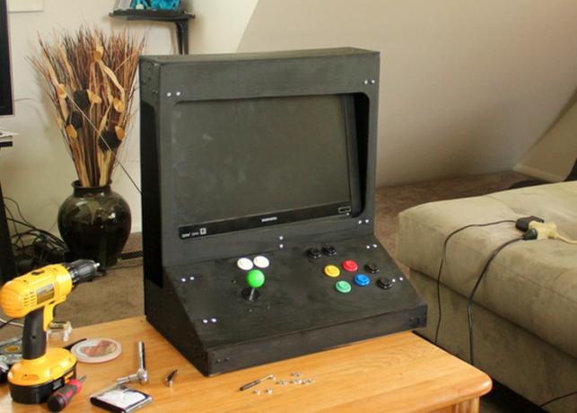 Projet de week-end: Construction d'une armoire d'arcade RetroPie avec écran de bureau retropi à écran amovible terminé