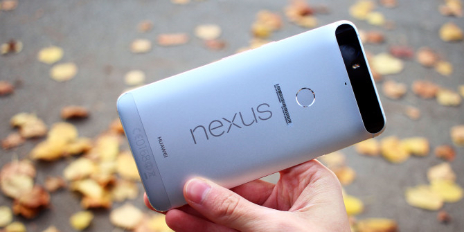 nexus 6p dans la main en arrière