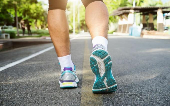 coureur, athlète, pieds, courant, sur, route