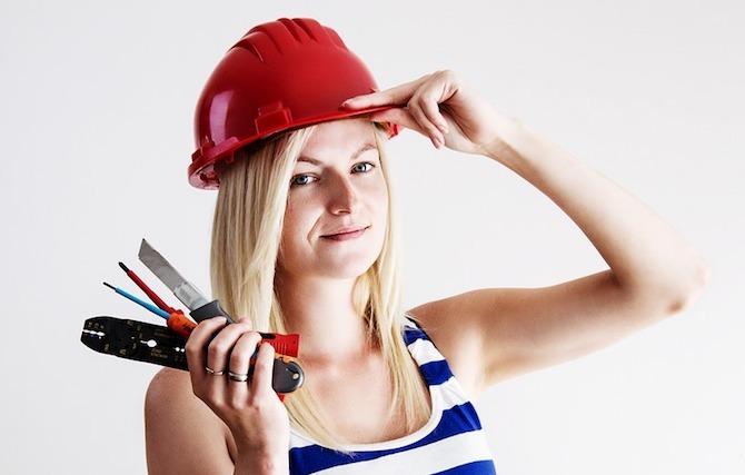 bricolage réparation remplacer femme réparer les outils