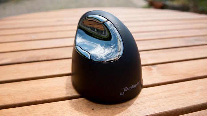 Souris verticale Evoluent: faites plaisir à votre poignet et achetez cette souris souris verticale évolutive design chrome 670x377