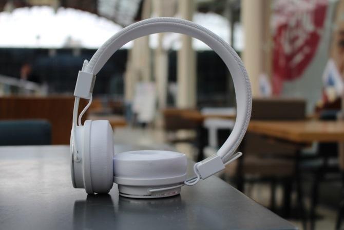 Casque Bluetooth Urbanear Plattan 2 sur une table