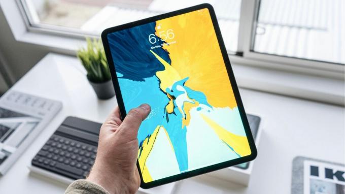 Tenir un iPad Pro avec un fond d'écran lumineux