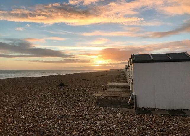 coucher de soleil sur la plage avec des hangars