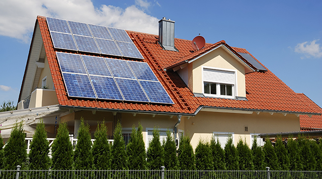 Panneaux solaires sur le toit d'une maison