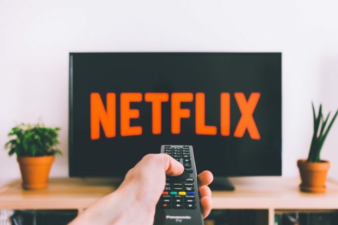 Logo Netflix à la télévision