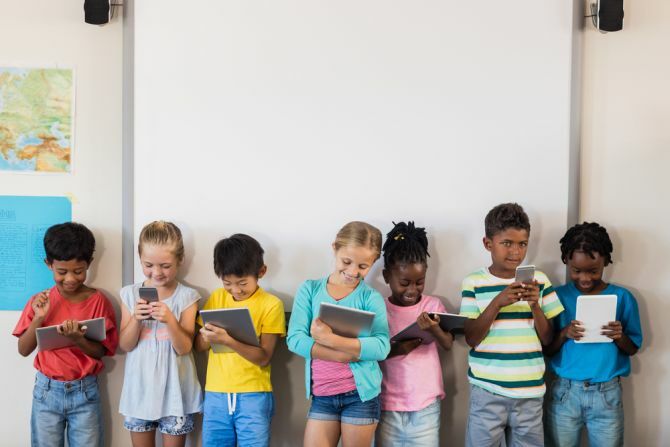 enfants tenant des comprimés