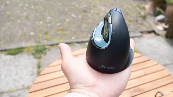 Souris verticale Evoluent: faites une faveur à votre poignet et achetez cette souris souris verticale évolutive design taille en main 670x377