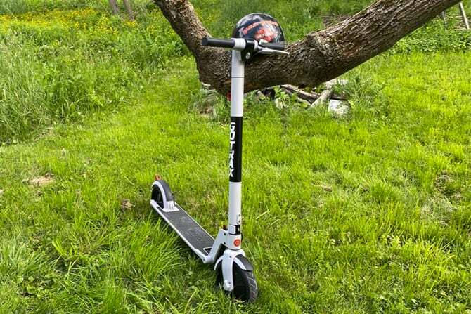 Scooter appuyé contre un arbre