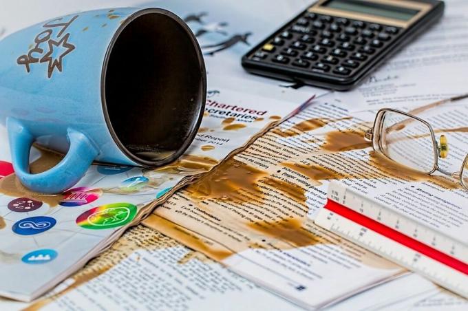 Photographie de café renversé d'une tasse sur du papier