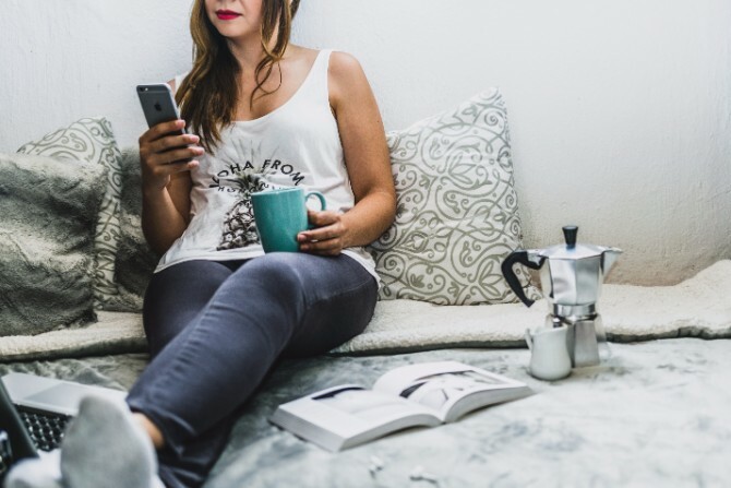 sur téléphone et ordinateur portable avec cafetière moka