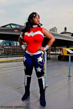 Cosplay-tout-noir-Wonder-Woman