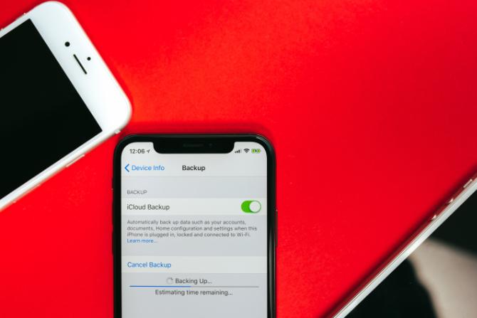 iPhone créant une sauvegarde iCloud