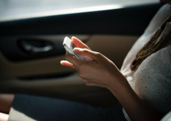 femme, voiture, téléphone