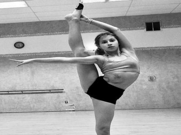 ballerine enseignant un mouvement