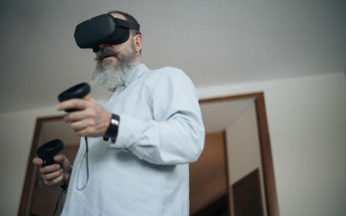 Homme barbu portant un casque de réalité virtuelle